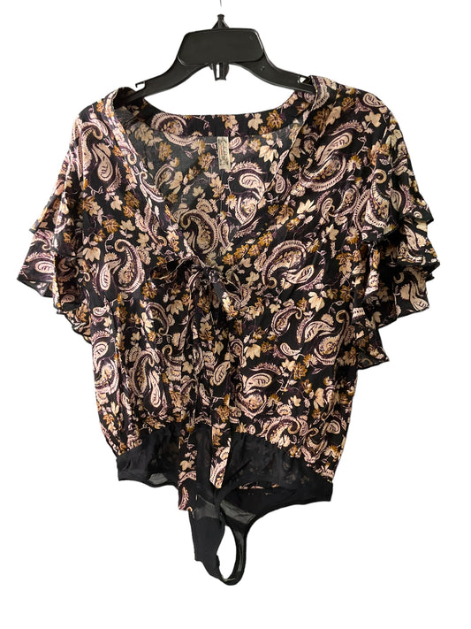 Top Short Sleeve By Free People In Black Floral, Size: M